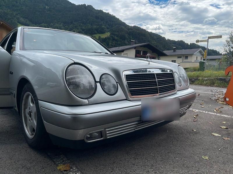 Gebraucht Mercedes E220 Classic 95 PS (69 kW) 1995 Silber Limousine
