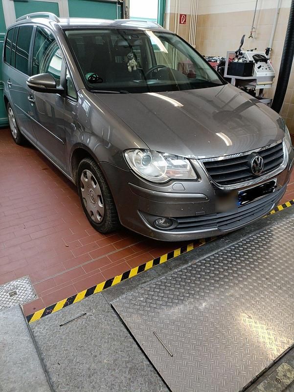 Gebraucht VW Touran 140 PS (102 kW) 2010 Grau Van / Kleinbus