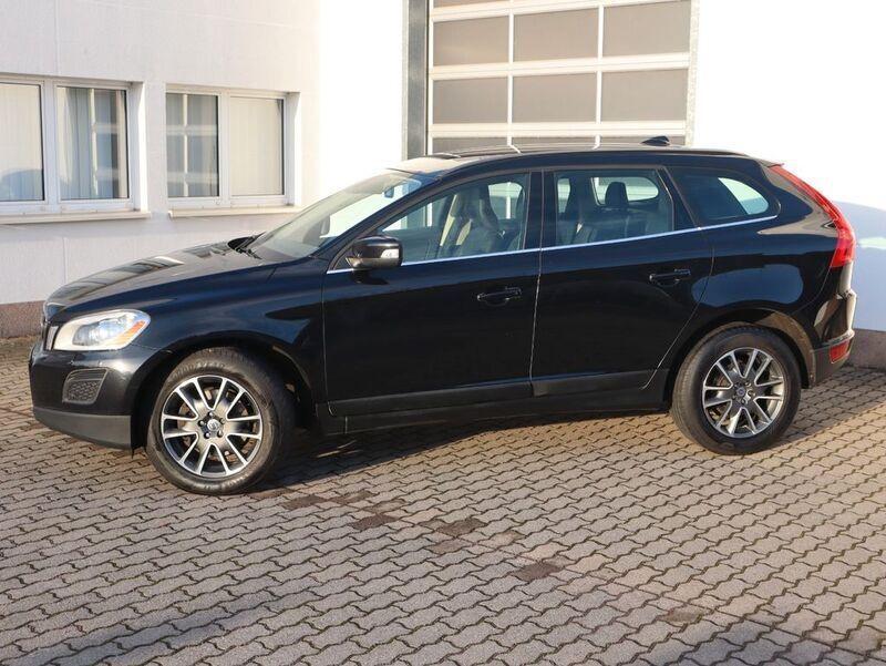 Gebraucht Volvo XC60 Pro 215 PS (158 kW) 2013 Black sapphire / metallic SUV