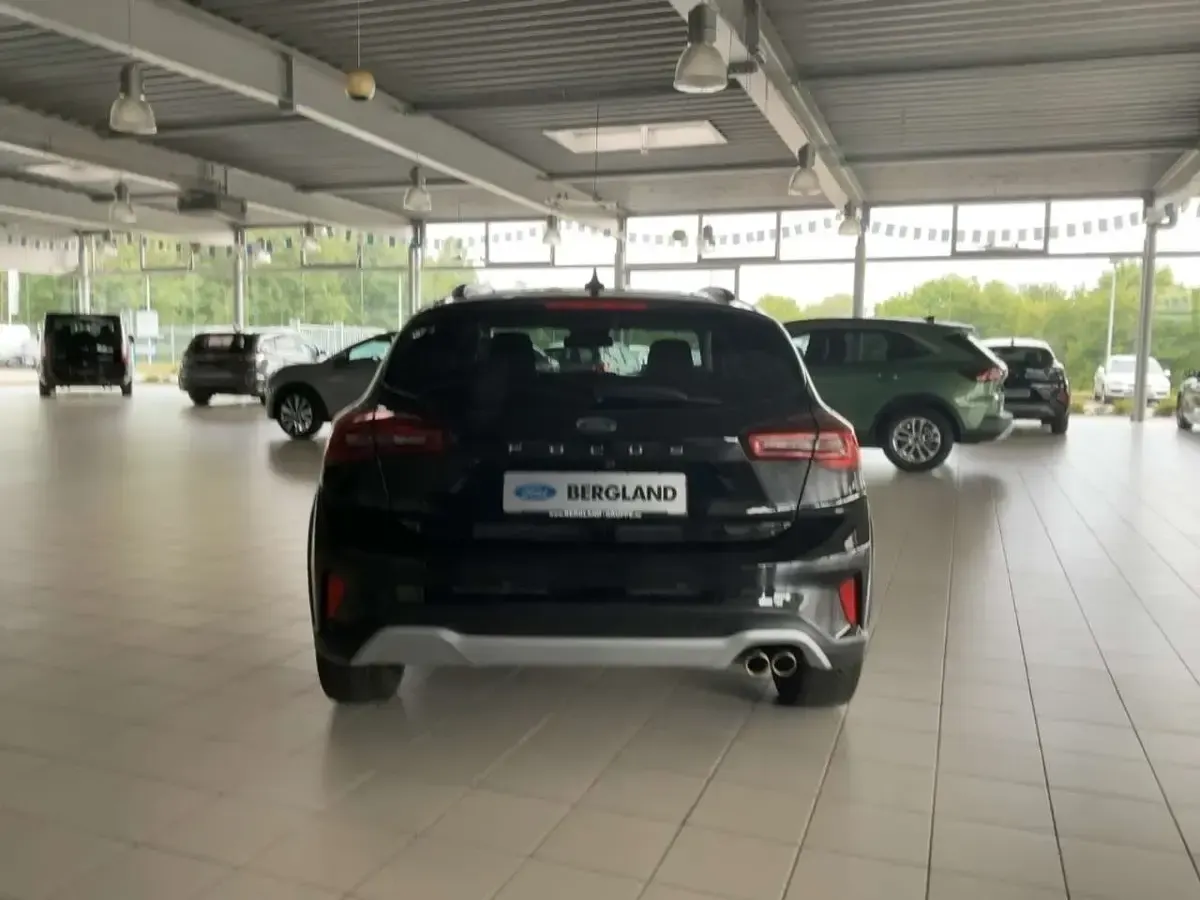 Gebraucht Ford Focus Active X 125 PS (91 kW) 2023 Agate black metallic Limousine