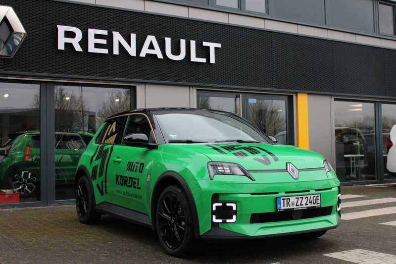 Pop green + dach schwarz Gebraucht 2024 Renault R5 Komfort Kleinwagen | 29.990 € (Guter Preis) - Bild 1/4