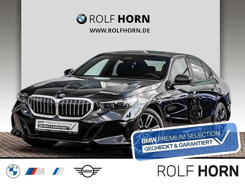 Saphirschwarz metallic Gebraucht 2024 BMW 520 M Sport Limousine | 49.940 € (Guter Preis) - Bild 1/4
