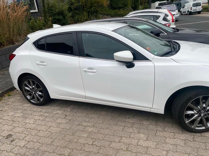 Weiß Gebraucht 2017 Mazda 3 Kizoku Limousine | 11.500 € (Fairer Preis) - Bild 1/4