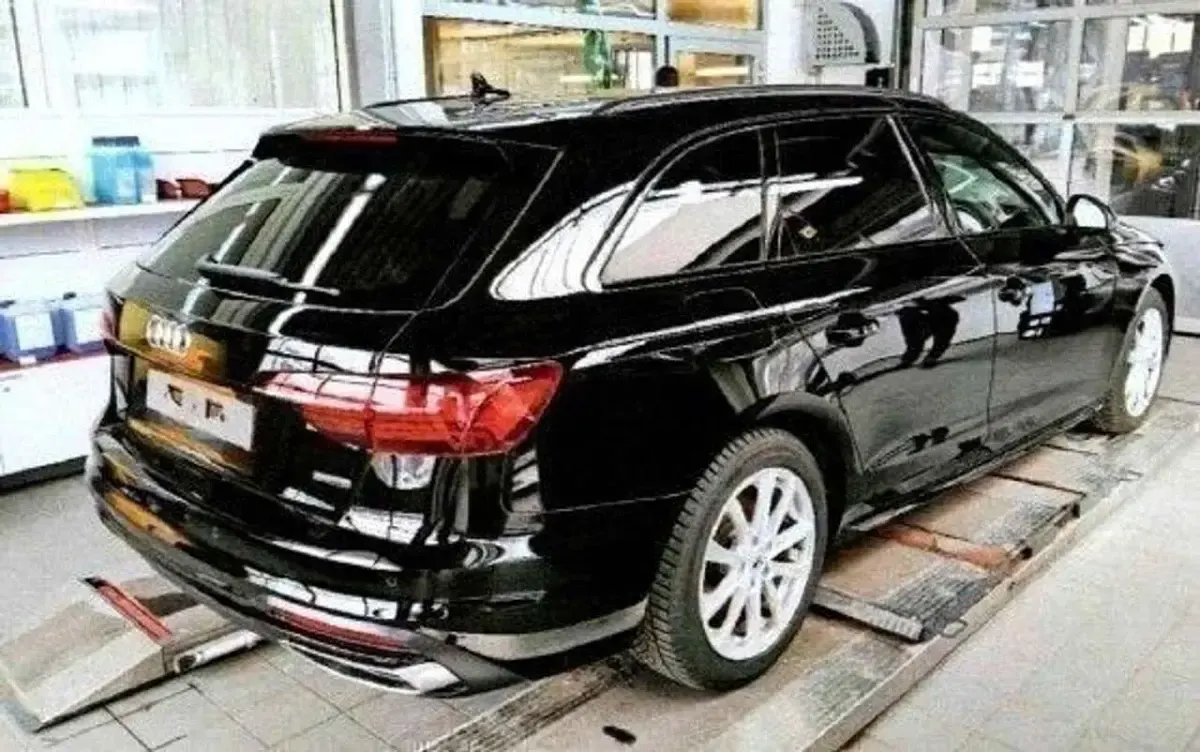 Używany Audi A4 Advanced Plus 204 KM (150 kW) 2023 Czarny Kombi