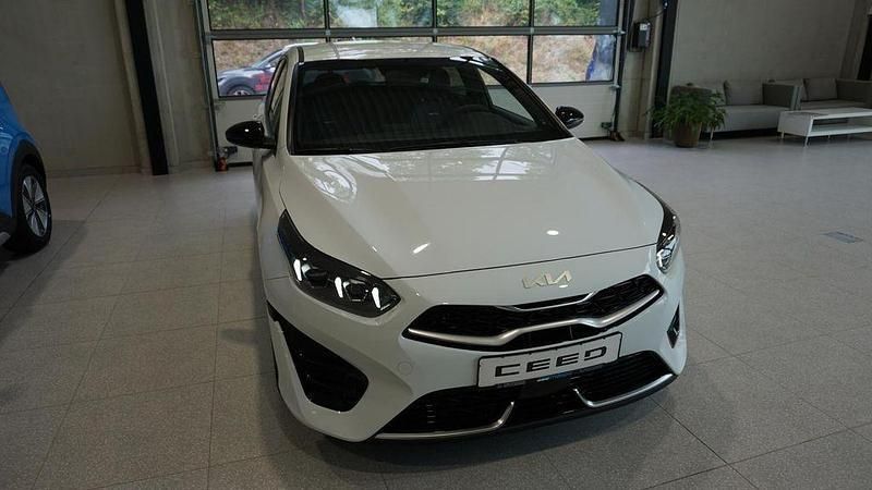 Neu Kia Ceed GT-Line 140 PS (102 kW) 2025 Weiß Kleinwagen