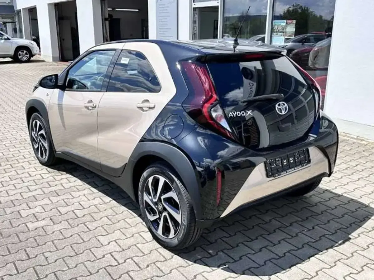 Neu Toyota Aygo X 72 PS (52 kW) 2026 Ginger beige / night sky bla SUV
