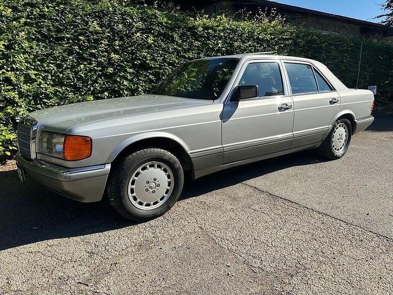 Silber Gebraucht 1990 Mercedes 300 Classic Limousine | 11.990 € - Bild 1/4