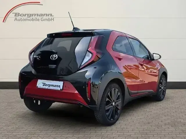 Gebraucht Toyota Aygo X Style 72 PS (52 kW) 2024 3u4)/ black mica (209) (rot SUV