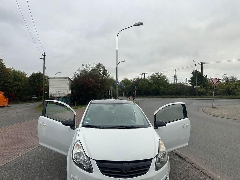 Weiß Gebraucht 2009 Opel Corsa Limousine | 1.100 € (Guter Preis) - Bild 1/4