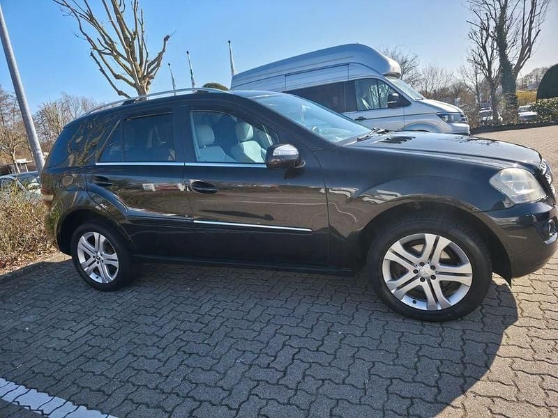 Gebraucht Mercedes ML350 Edition 231 PS (169 kW) 2010 Schwarz SUV