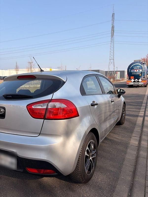 Second-hand Kia Rio Edition 7 86 CP (63 kW) 2012 Argintiu Berlinǎ
