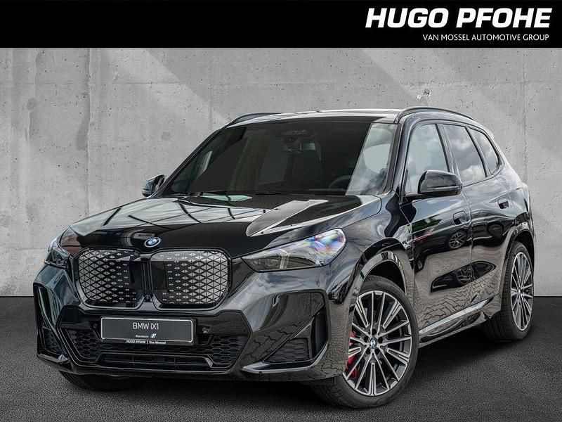 Saphirschwarz metallic Neu 2025 BMW iX1 M Sport SUV | 65.299 € (Teuer) - Bild 1/4