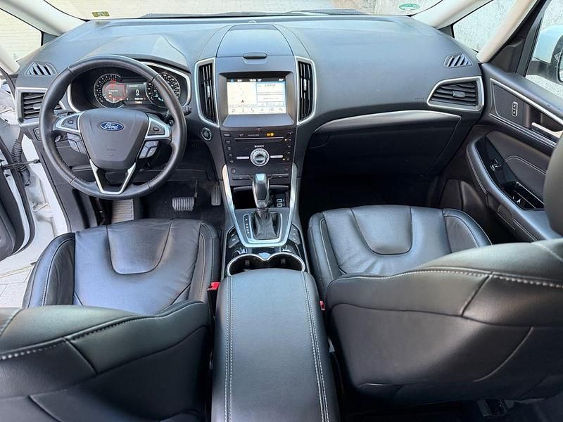 Gebraucht Ford S-MAX Titanium 239 PS (175 kW) 2018 Frostweiß Van / Kleinbus