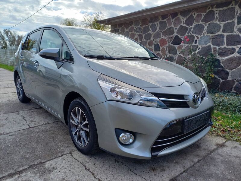 Gebraucht Toyota Verso Life 147 PS (108 kW) 2013 New medium silver/ grey Van / Kleinbus
