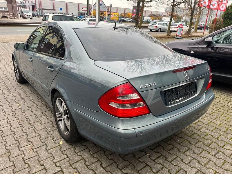 Gebraucht Mercedes E220 Classic 150 PS (110 kW) 2005 Blau Limousine