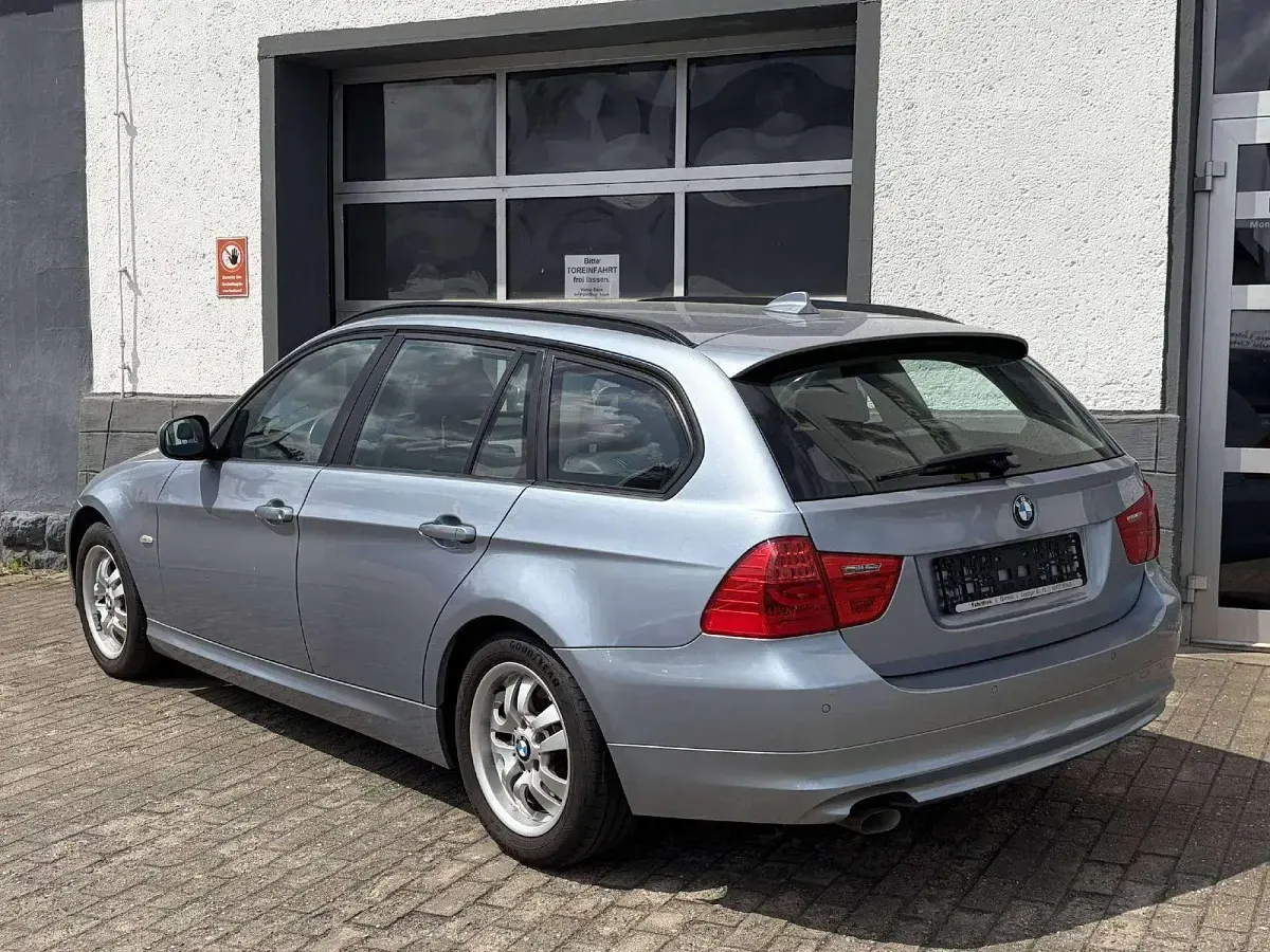 Gebraucht BMW 318 Comfort Edition 143 PS (105 kW) 2011 Blau Kombi