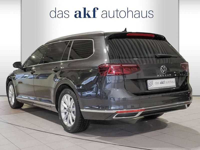 Gebraucht VW Passat Elegance 150 PS (110 kW) 2024 Mangangrau metallic Kombi