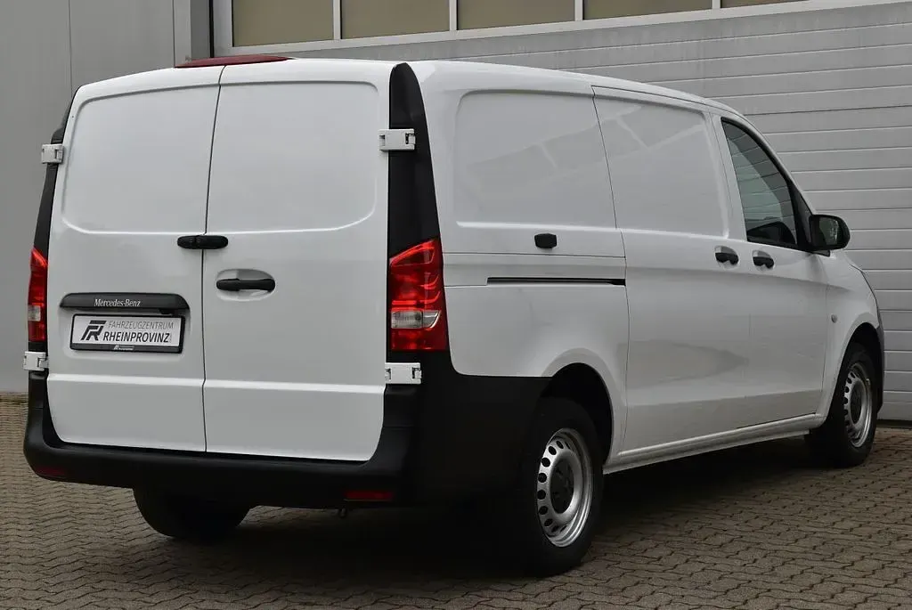 Gebraucht Mercedes Vito 163 PS (119 kW) 2024 Arktikweiss Van