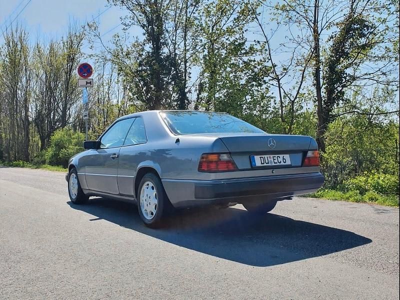 Grau Gebraucht 1994 Mercedes E320 Coupé | 15.750 € - Bild 1/4
