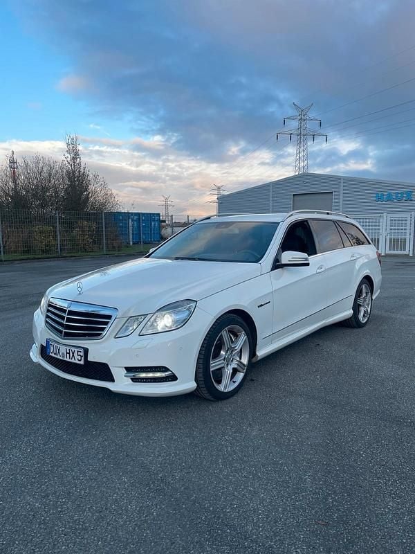 Weiß Gebraucht 2011 Mercedes 500 Kombi | 16.000 € - Bild 1/4