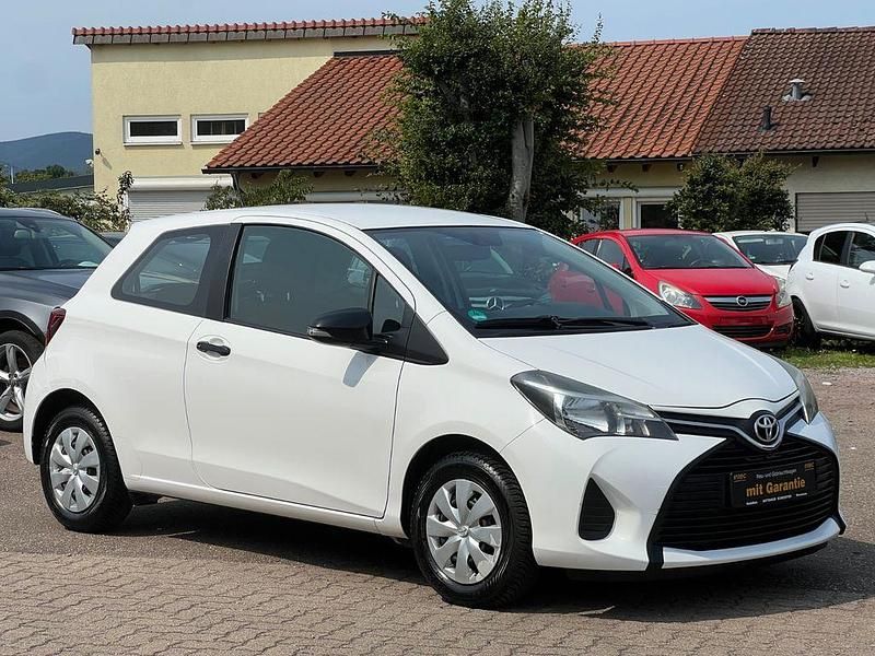 Weiß Gebraucht 2015 Toyota Yaris Life | 6.999 € (Guter Preis) - Bild 1/4