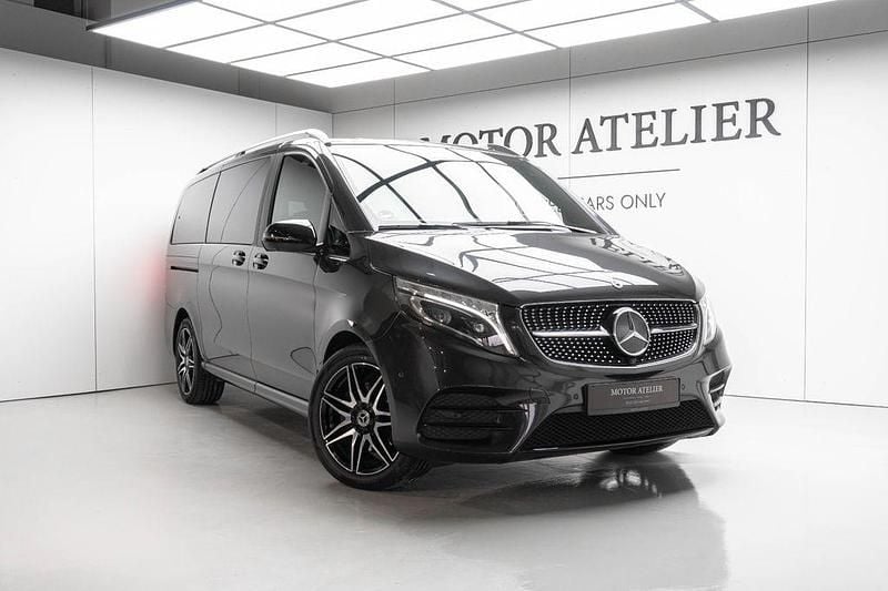 Grau Gebraucht 2020 Mercedes V300 AMG line Van / Kleinbus | 53.888 € (Fairer Preis) - Bild 1/4