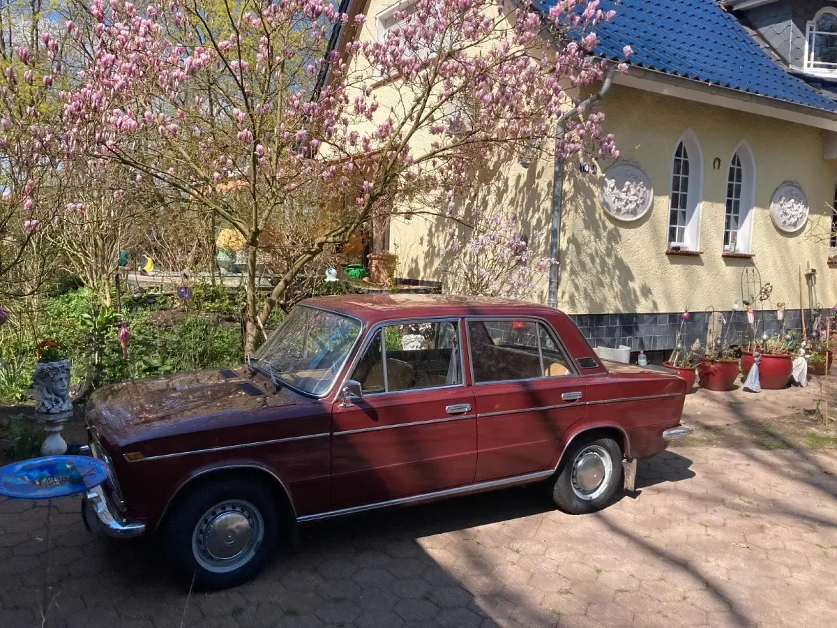 Second-hand Lada 2103 75 CP (55 kW) 1974 Andere farben Berlinǎ