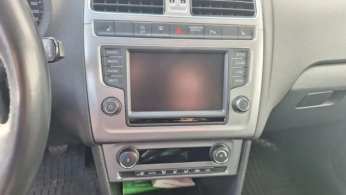 Gebraucht VW Polo LOUNGE 90 PS (66 kW) 2016 Schwarz Limousine