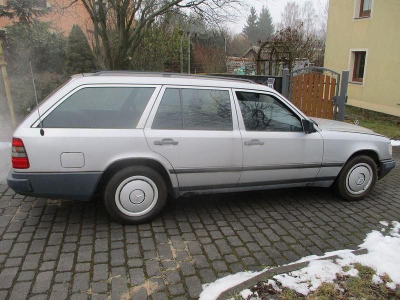 Gebraucht Mercedes E230 132 PS (97 kW) 1988 Silber Kombi