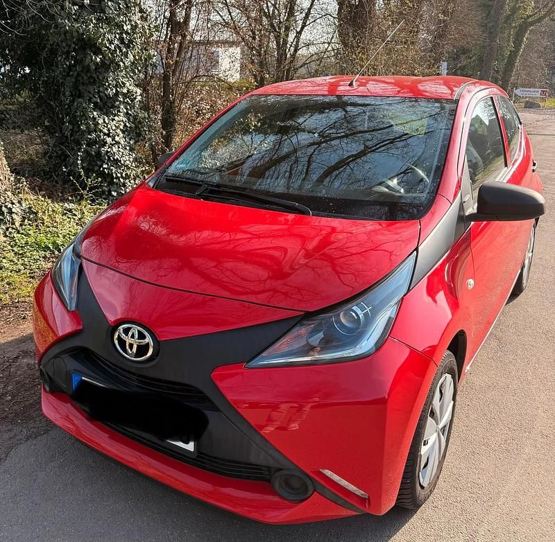 Gebraucht Toyota Aygo 69 PS (50 kW) 2016 Rot Kleinwagen