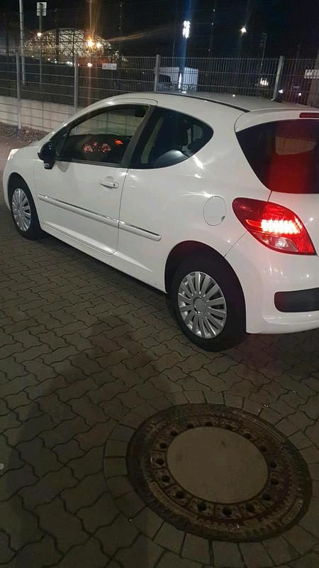 Gebraucht Peugeot 207 73 PS (53 kW) 2011 Weiß Kleinwagen