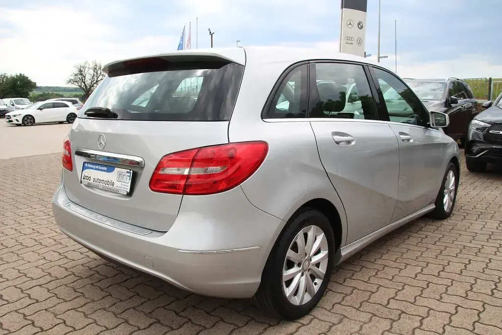 Gebraucht Mercedes B180 122 PS (89 kW) 2013 Silber Kleinwagen