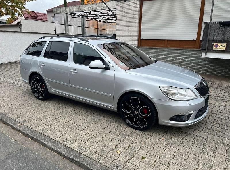Silber Gebraucht 2011 Skoda Octavia vRS Kombi | 5.800 € (Etwas zu teuer) - Bild 1/4