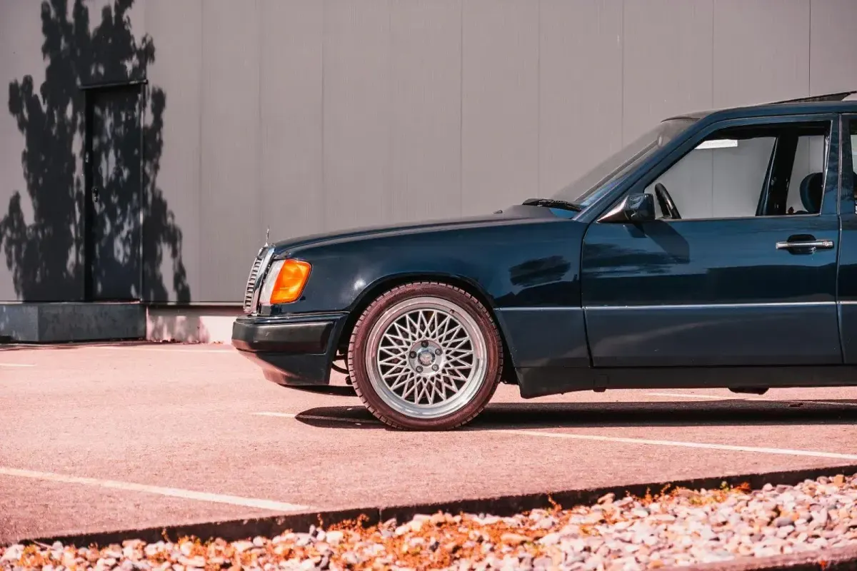 Gebraucht Mercedes E220 150 PS (110 kW) 1993 Blau Limousine