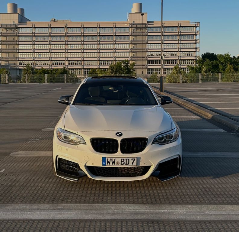 Weiß Gebraucht 2017 BMW M240 M Performance Coupé | 30.499 € (Fairer Preis) - Bild 1/4