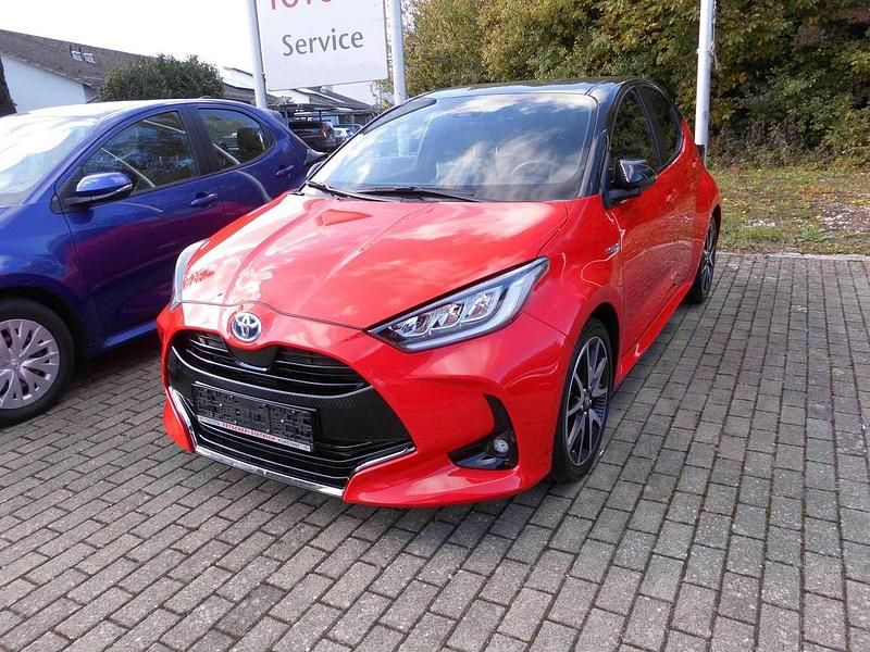 Rot Gebraucht 2021 Toyota Yaris Hybrid Edition Limousine | 19.900 € (Etwas zu teuer) - Bild 1/4
