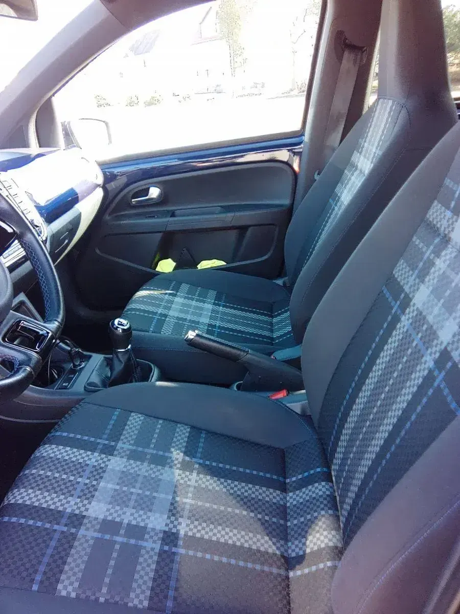 Usado VW up! CLUB 75 CV (55 kW) 2016 Púrpura Utilitario