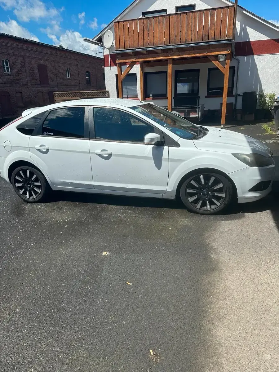 Gebraucht Ford Focus 125 PS (91 kW) 2009 Weiß Limousine