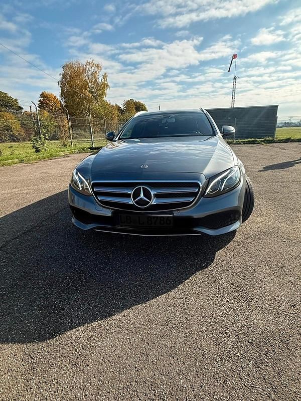 Silber Gebraucht 2017 Mercedes E220 Kombi | 22.500 € (Fairer Preis) - Bild 1/4