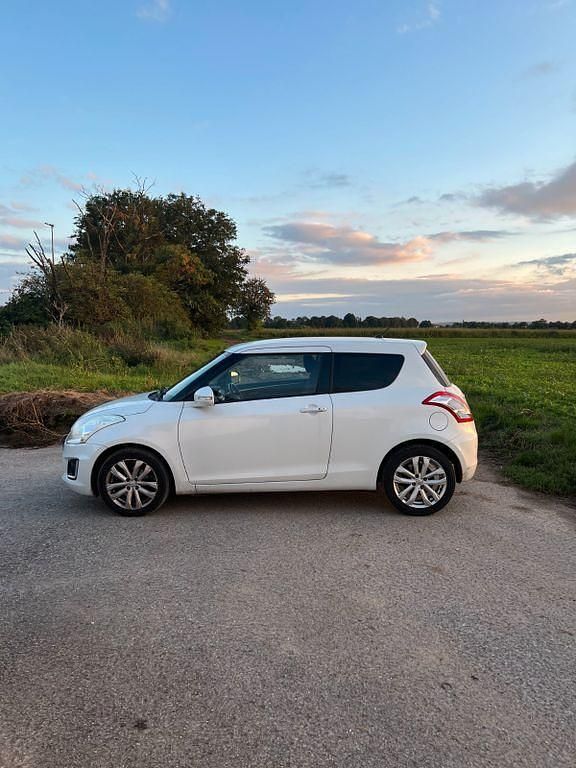 Weiß Gebraucht 2014 Suzuki Swift Comfort Kleinwagen | 8.200 € (Fairer Preis) - Bild 1/4