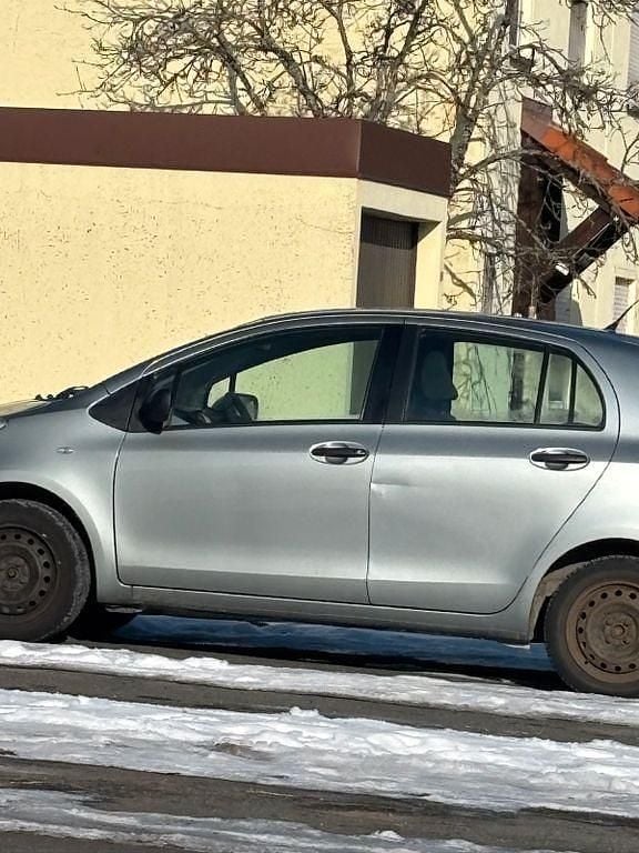 Gebraucht Toyota Yaris 69 PS (50 kW) 2007 Silber Kleinwagen