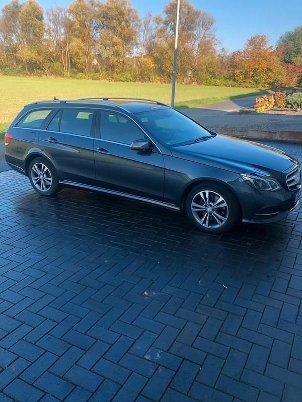 Grau Gebraucht 2016 Mercedes E350 Kombi | 18.900 € (Guter Preis) - Bild 1/4