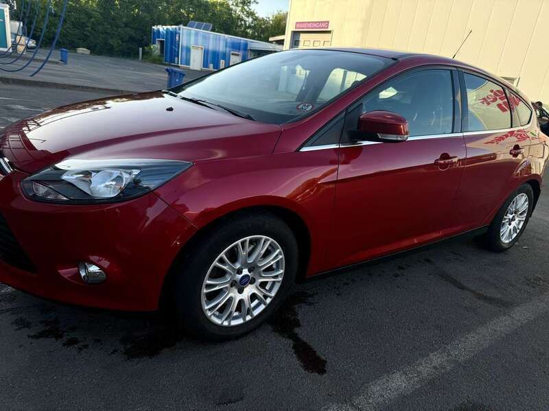 Rot Gebraucht 2011 Ford Focus Titanium Kombi | 5.499 € (Fairer Preis) - Bild 1/4
