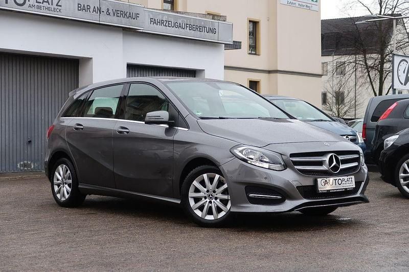 Grau Gebraucht 2018 Mercedes B180 Van / Kleinbus | 12.650 € (Guter Preis) - Bild 1/4