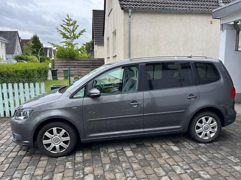 Grau Gebraucht 2013 VW Touran Life Van / Kleinbus | 6.900 € (Guter Preis) - Bild 1/4