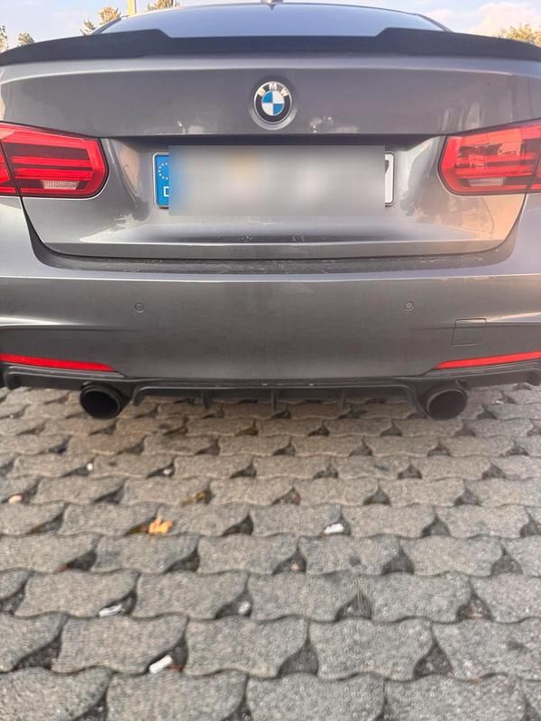 Grau Gebraucht 2015 BMW 330 M Sport Limousine | 18.500 € (Guter Preis) - Bild 1/4