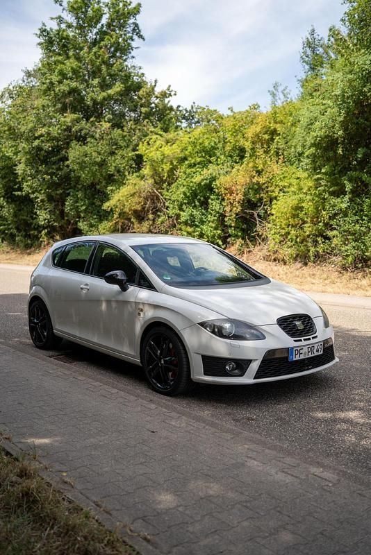 Weiß Gebraucht 2010 Cupra Leon Limousine | 7.800 € (Fairer Preis) - Bild 1/4