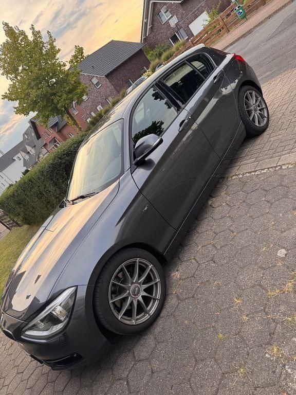 Grau Gebraucht 2012 BMW 118 Sport Line Kleinwagen | 6.999 € (Superpreis) - Bild 1/4