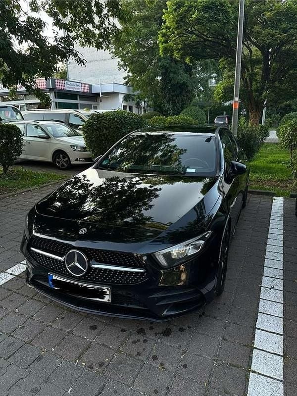 Schwarz Gebraucht 2019 Mercedes A180 AMG line Limousine | 19.000 € (Superpreis) - Bild 1/4