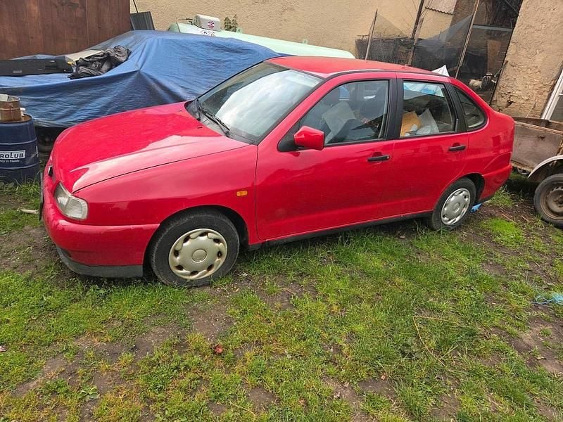 Rot Gebraucht 1998 Seat Cordoba Limousine | 290 € - Bild 1/3